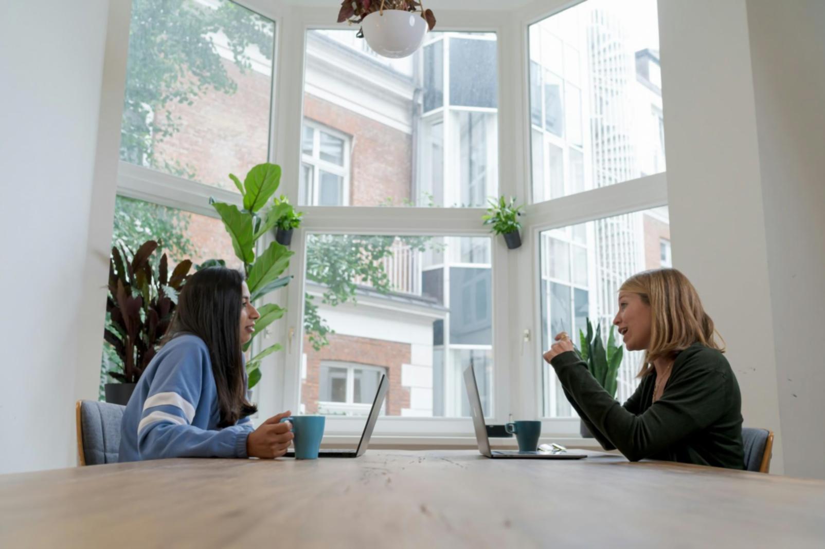 Équipe de formateurs travaillant sur des stratégies budgétaires